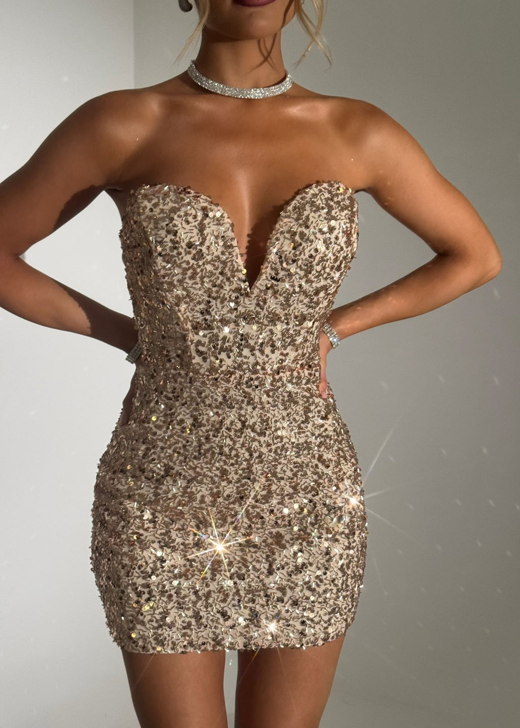 Robe courte à paillettes et nœud Faithful Nights - Doré